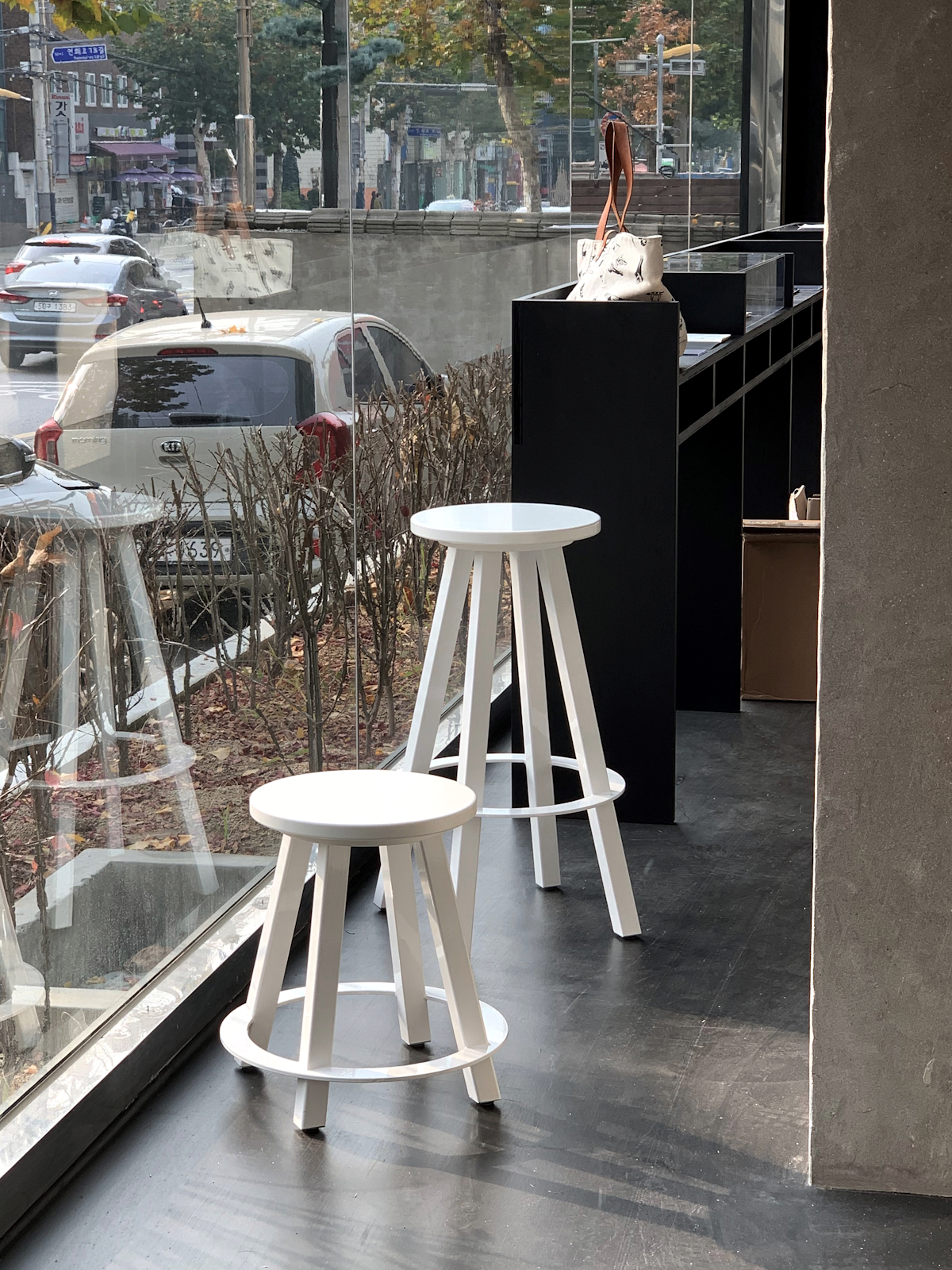 https://media-makr-com.imgix.net/images/Tropical-Stools-Seoul.png?&auto=format&q=65&w=1200